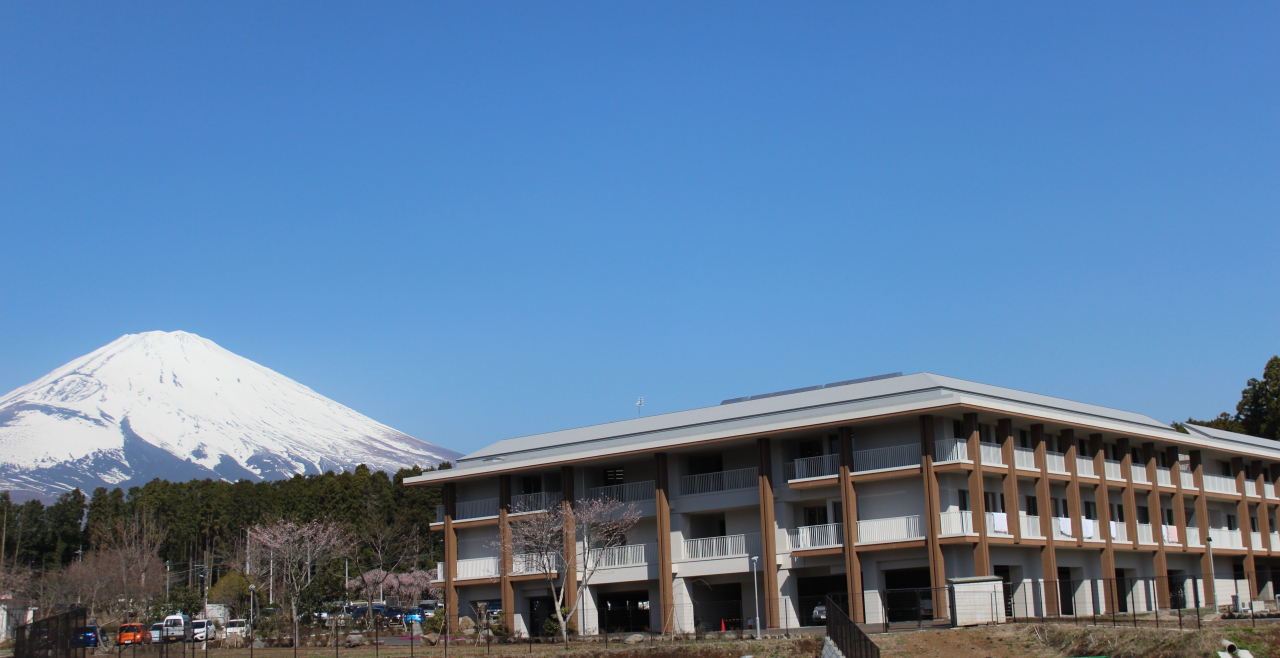 メイン　さくら学園　建物富士山バック
