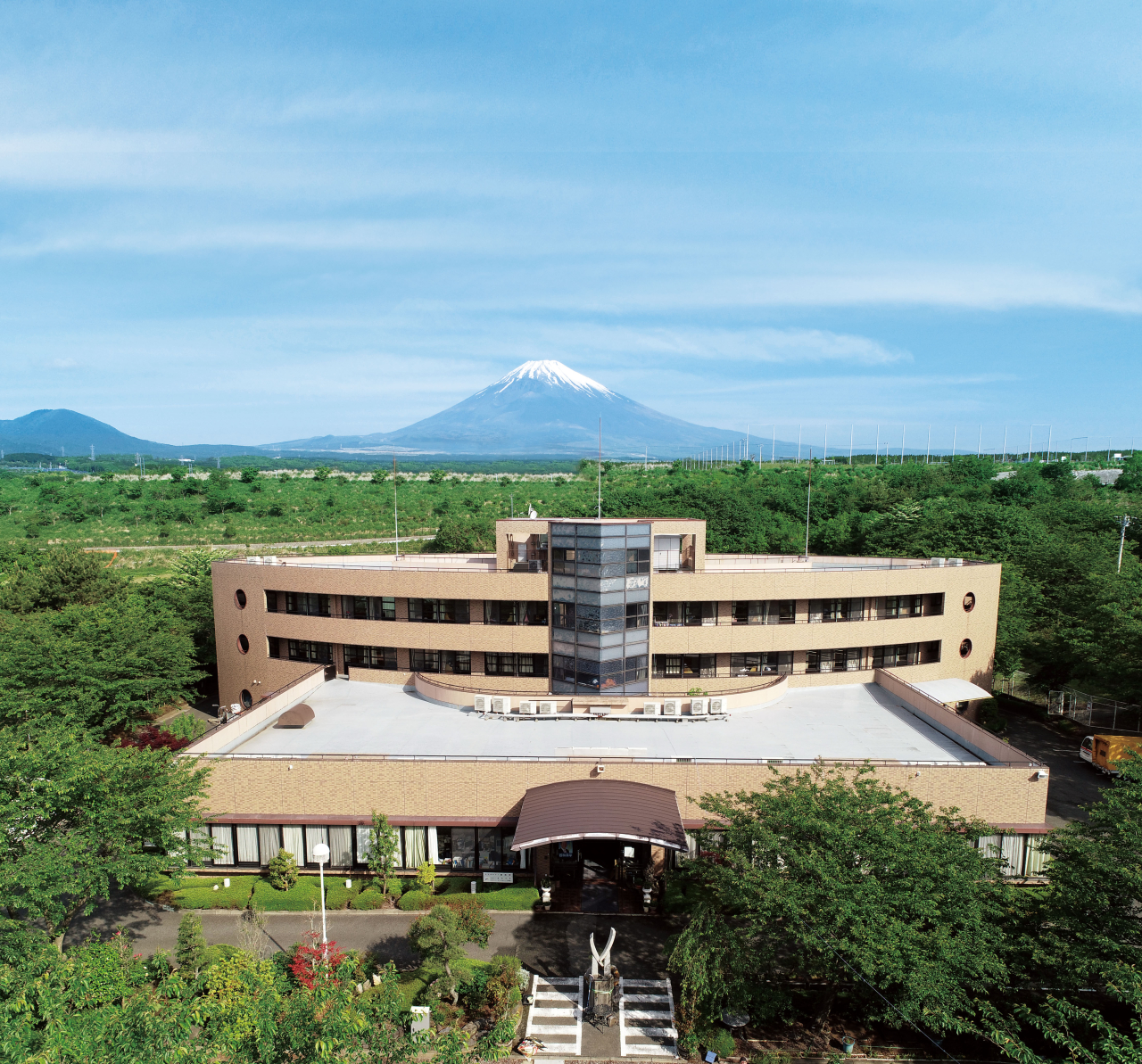 富岳会_ 外観画像_本部と富士山